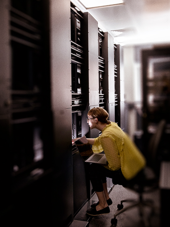 看著手機的男性