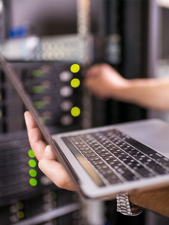 看著手機的男性