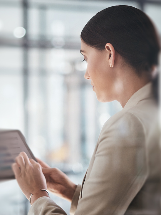 看著手機的男性