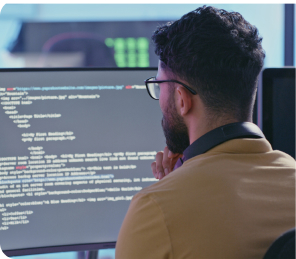 正在編碼的男士