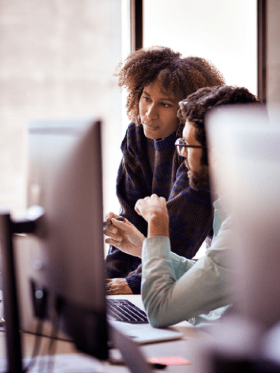 看著手機的男性