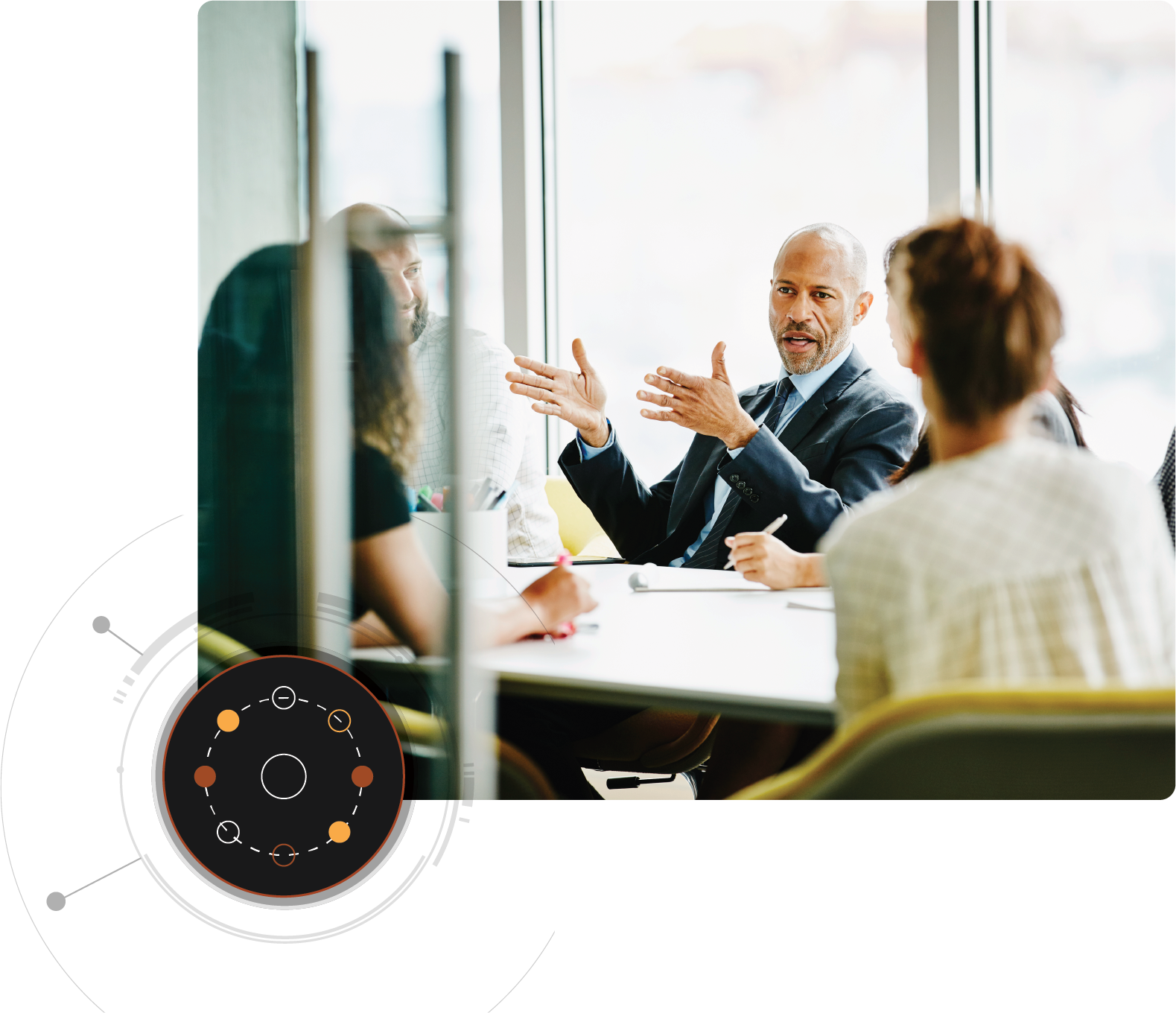 一名男子正在與坐在會議桌旁的幾個人交談，左下角有圓形圖形覆蓋。